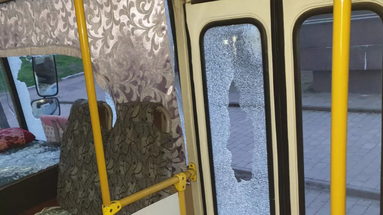 Пошкоджений обстрілами громадський транспорт / Фото: Дніпропетровська ОВА