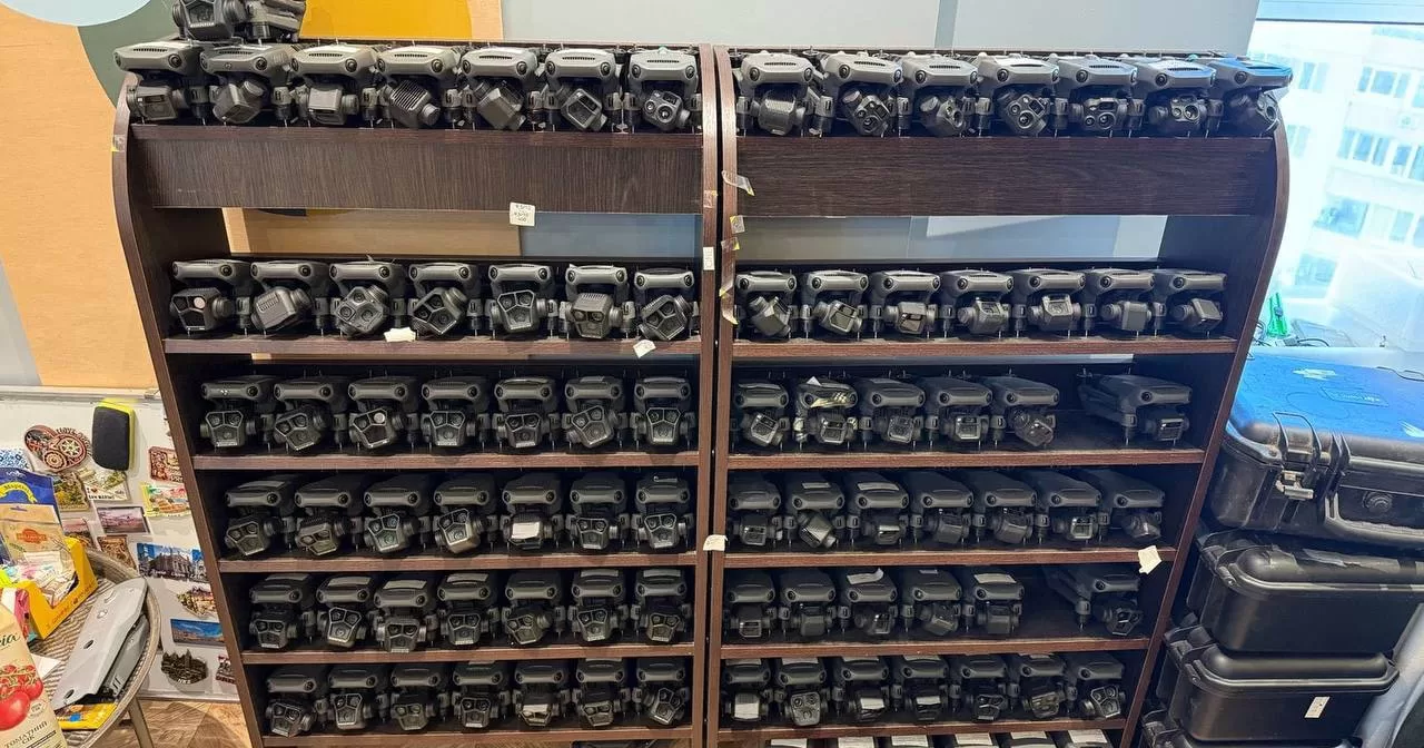 За результатами обшуків слідчі вилучили 53 дрони Mavic, 152 злитки срібла, майже 740 тисяч доларів у різній валюті / Фото Нацполіція