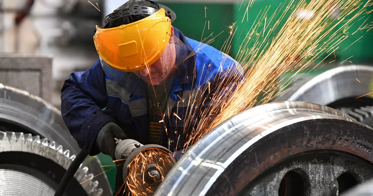 Работник работает на локомотиво- и вагоноремонтном заводе в Улан-Удэ, 6 августа 2024 года / Фото Reuters