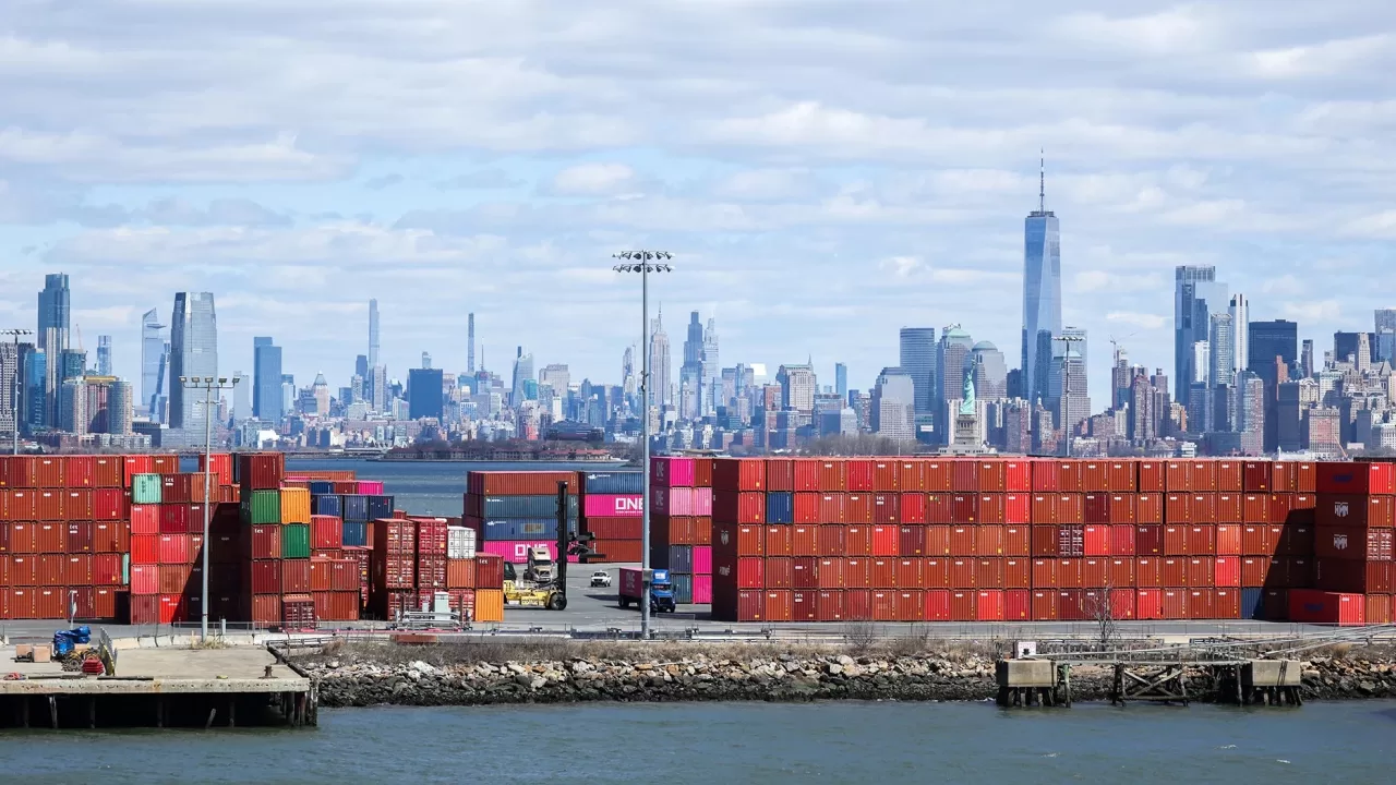 Контейнеры на терминале Порт-Джерси, вдали виднеется горизонт Манхэттена / Фото AFP