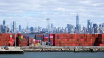Контейнеры на терминале Порт-Джерси, вдали виднеется горизонт Манхэттена / Фото AFP