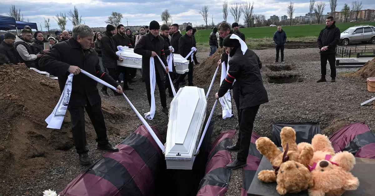 Родственники и друзья присутствуют на церемонии прощания с двумя детьми, 15-летней Алиной Куценко и 15-летним Данилом Никитским в городе Кривой Рог / Фото Reuters