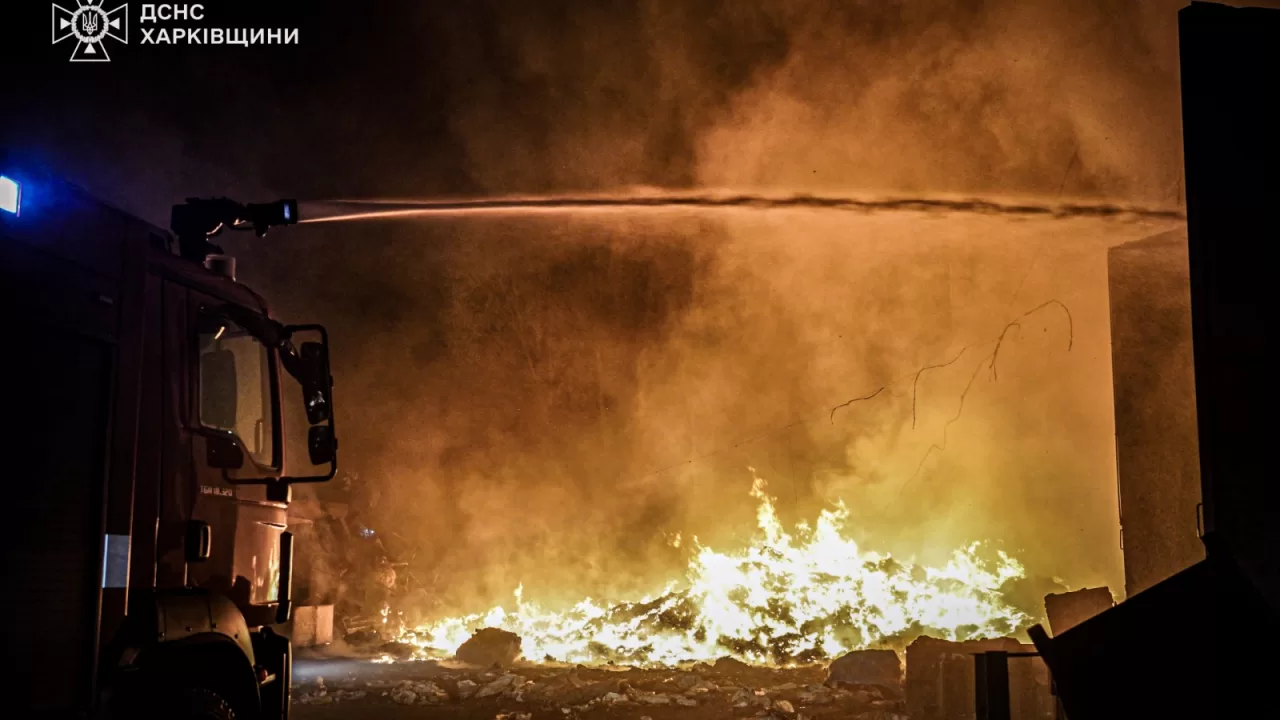 Спасатели на месте обстрела в Харькове / Фото: ГСЧС