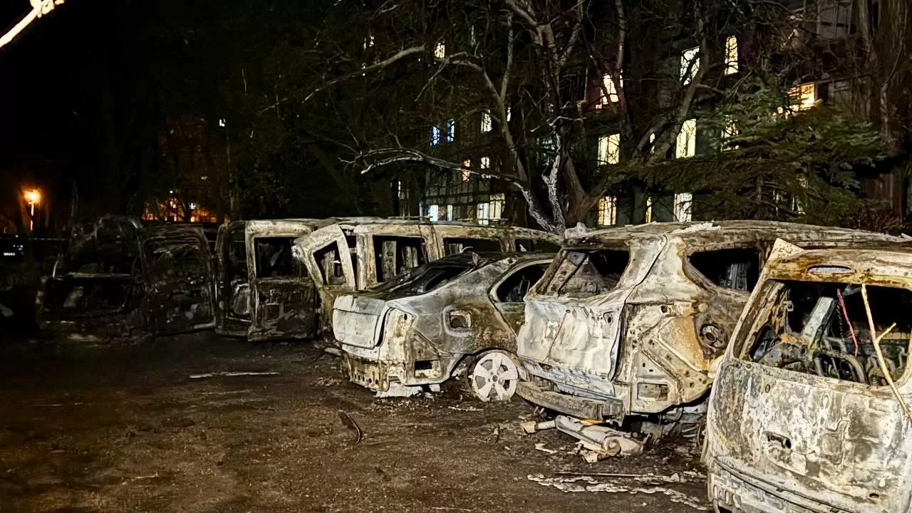 Знищені внаслідок обстрілу автівки в Дніпрі / Фото: Борис Філатов