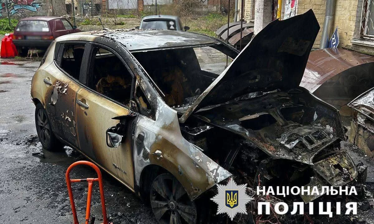 Уничтоженная огнем машина в Киеве / Фото: Полиция Киева