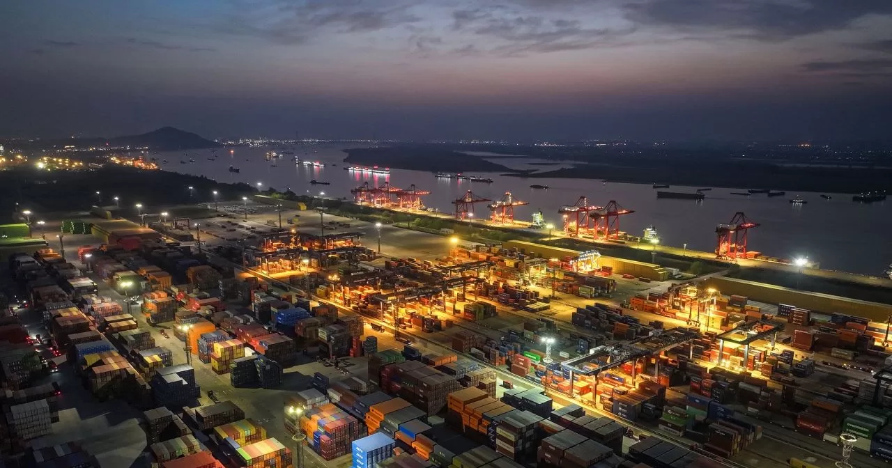 Транспортні контейнери в порту в Нанкіні, Китай / Фото AFP