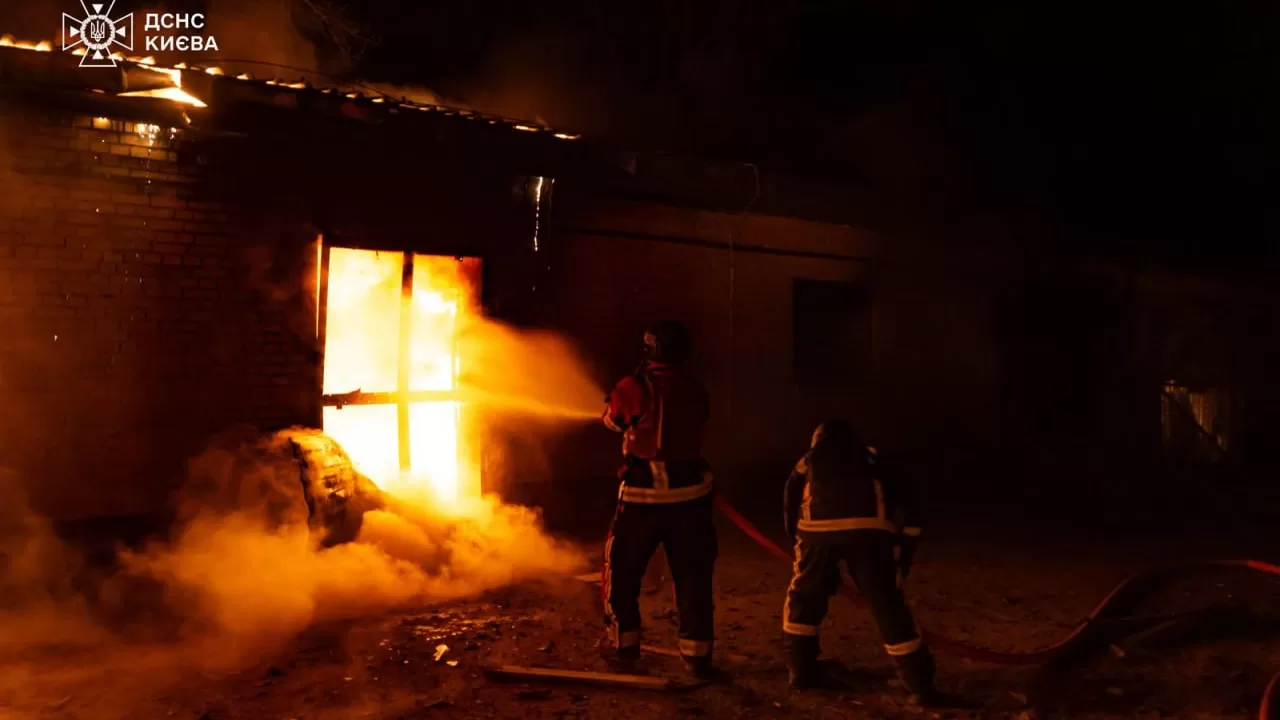 Пожар после атаки «шахедов» на Киев 10 апреля / Фото: ГСЧС