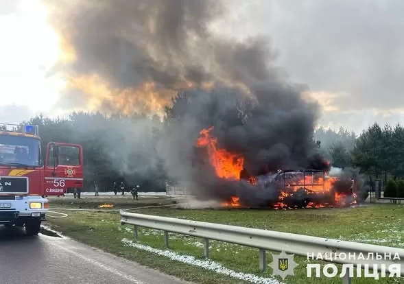 На Львівщині після зіткнення згоріли два мікроавтобуси: у ДТП постраждали семеро людей / Фото: Поліція Львської області