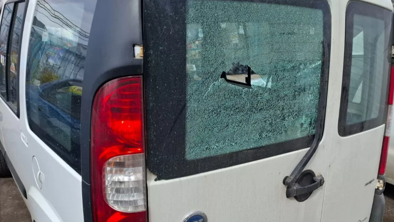 Пошкоджена внаслідок обстрілу автівка в Нікополі / Фото: Дніпропетровська ОВА