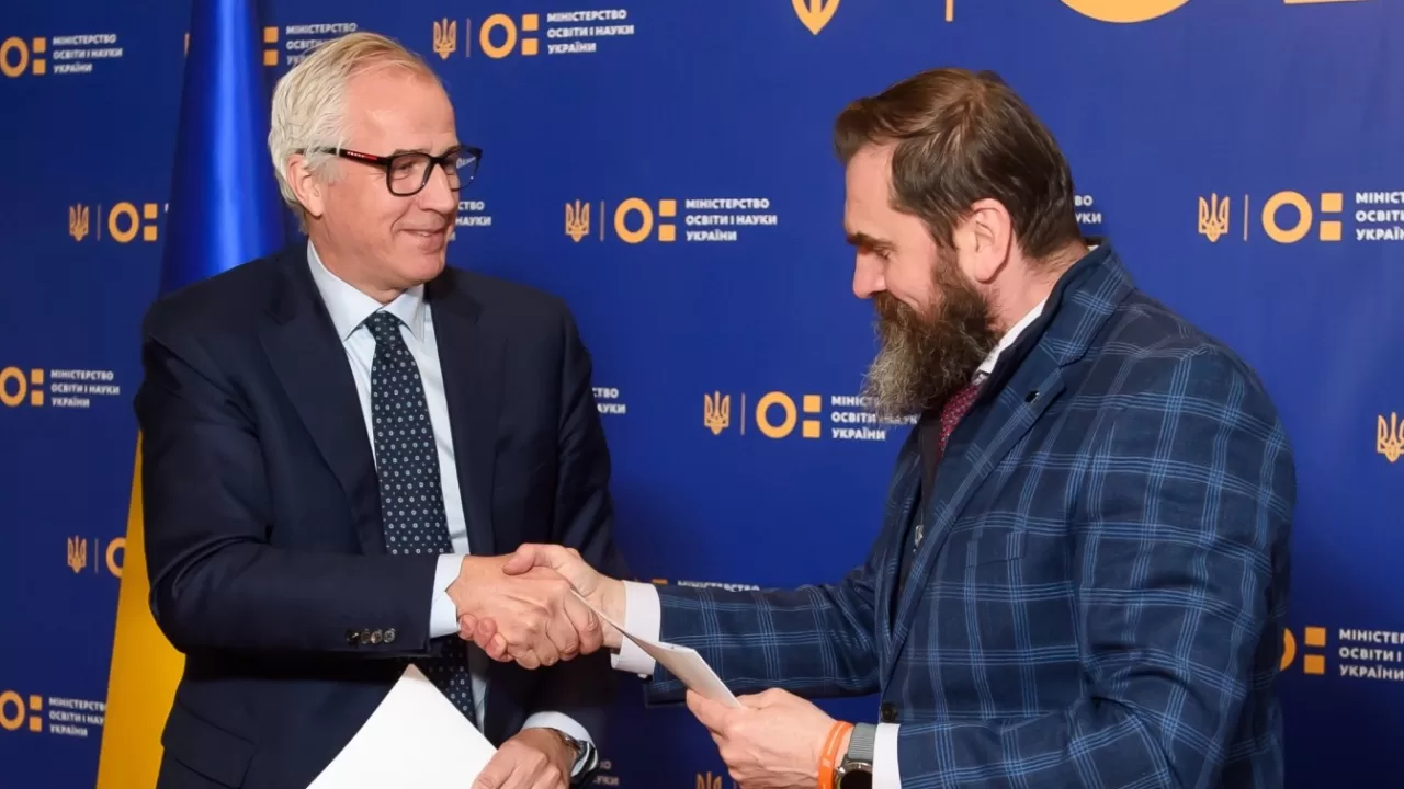 Міністр освіти і науки Оксен Лісовий і голова Правління АТ КБ «ПриватБанк» Мікаел Бьоркнерт / Фото Facebook ПриватБанк