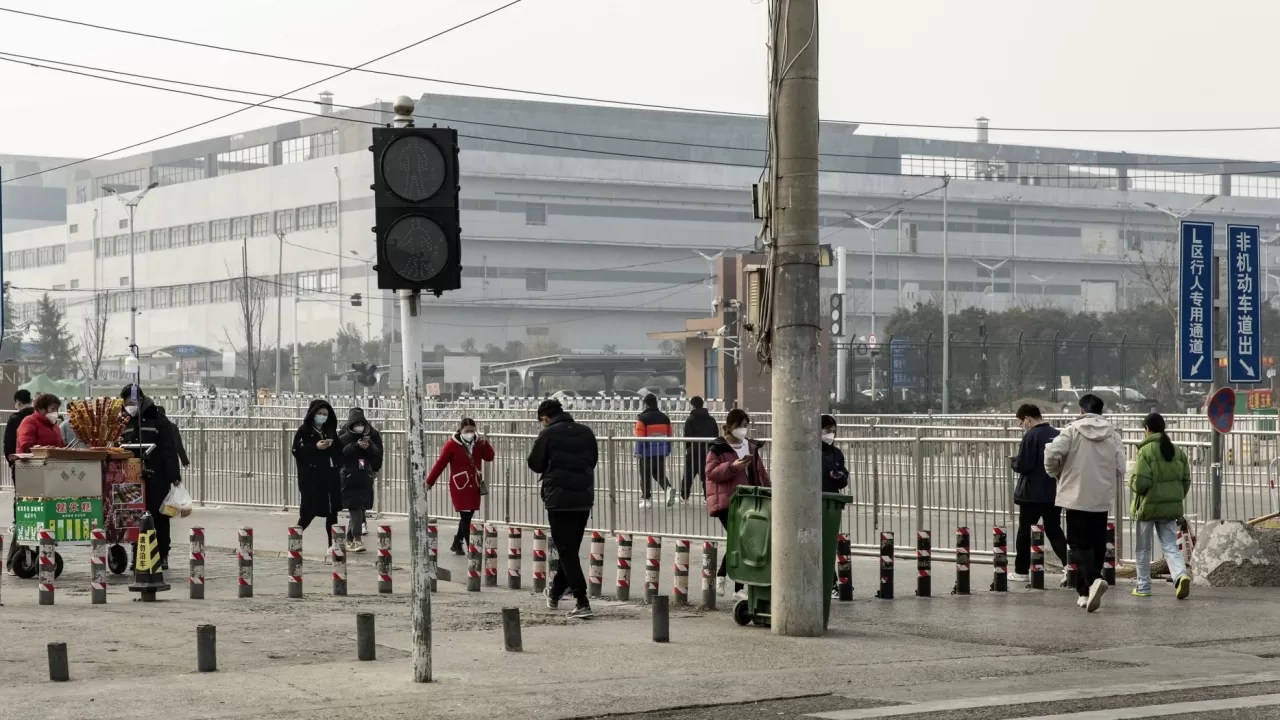 Працівники під час обідньої перерви на заводі Foxconn, де виробляються iPhone, у Чженчжоу, Китай / Фото Bloomberg