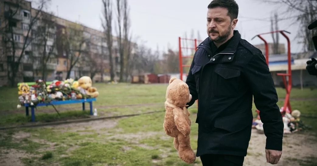 У Кривому Розі Президент ушанував пам’ять загиблих від російського ракетного удару / Фото Офіс президента