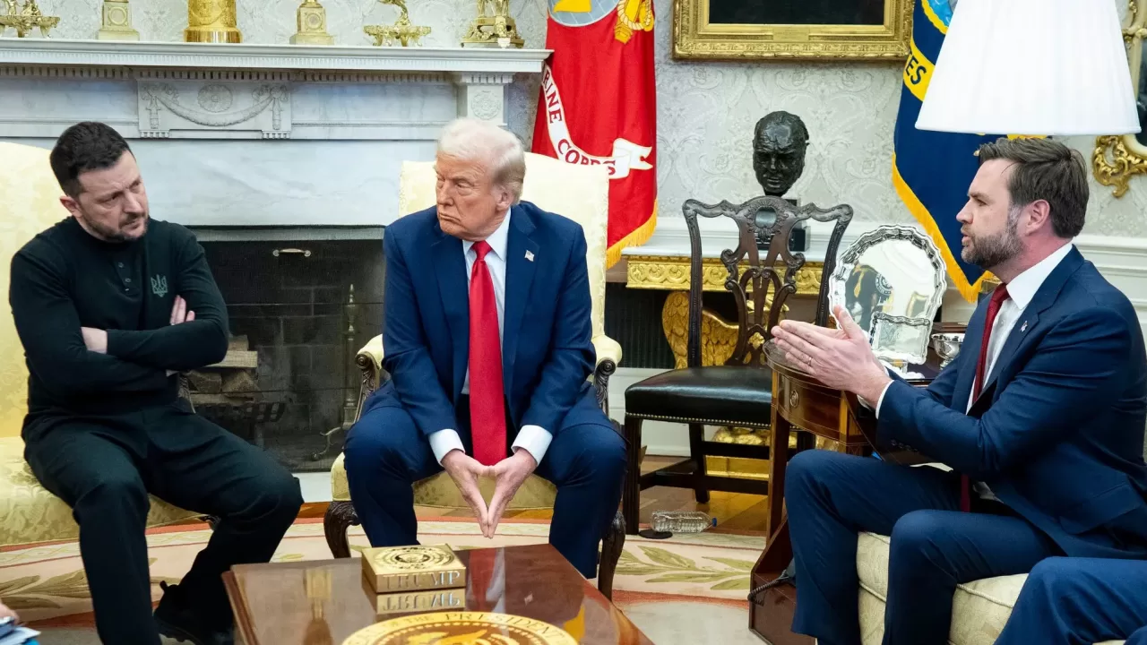 Президент Украины Владимир Зеленский во время противоречивой встречи в Белом доме с президентом Трампом и вице-президентом Джей-Ди Вэнсом / Фото The New York Times