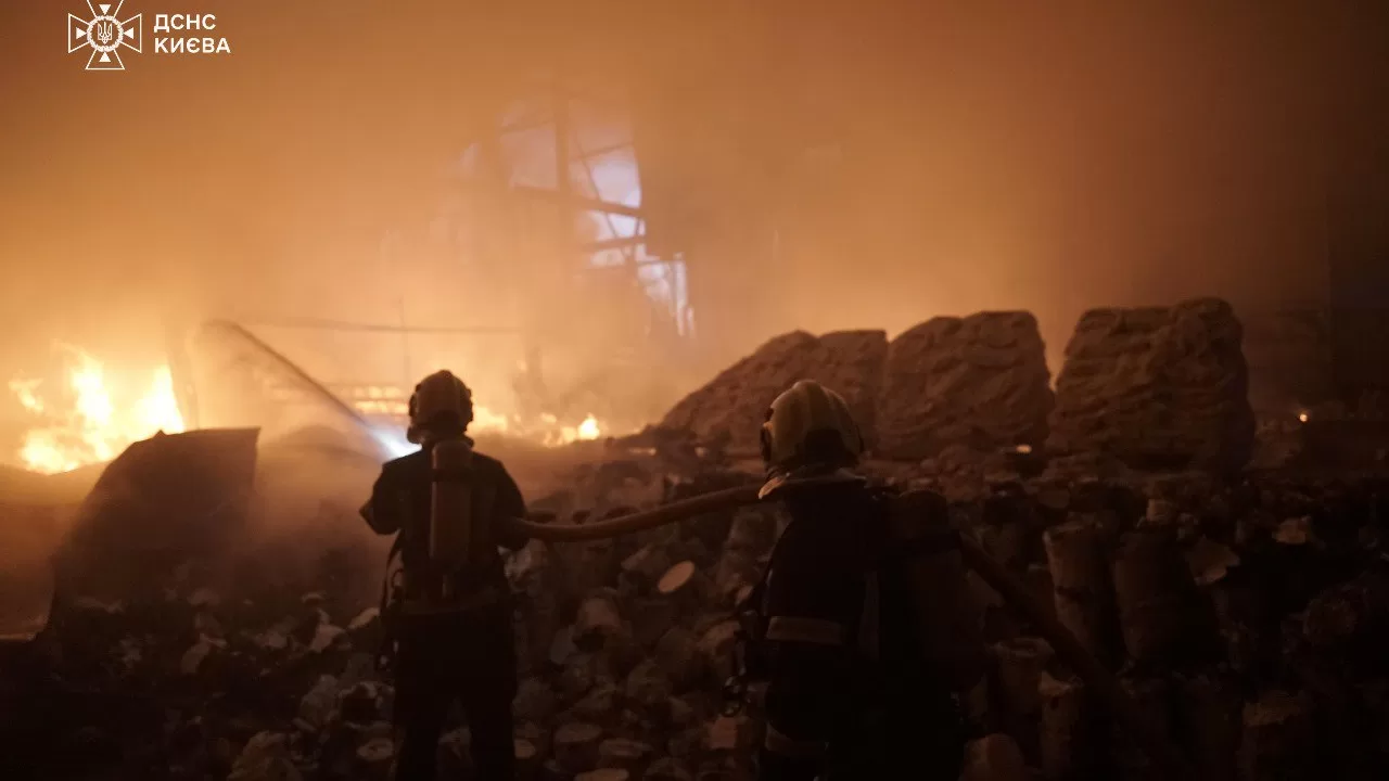 Рятувальники на місці обстрілу / Фото: ДСНС