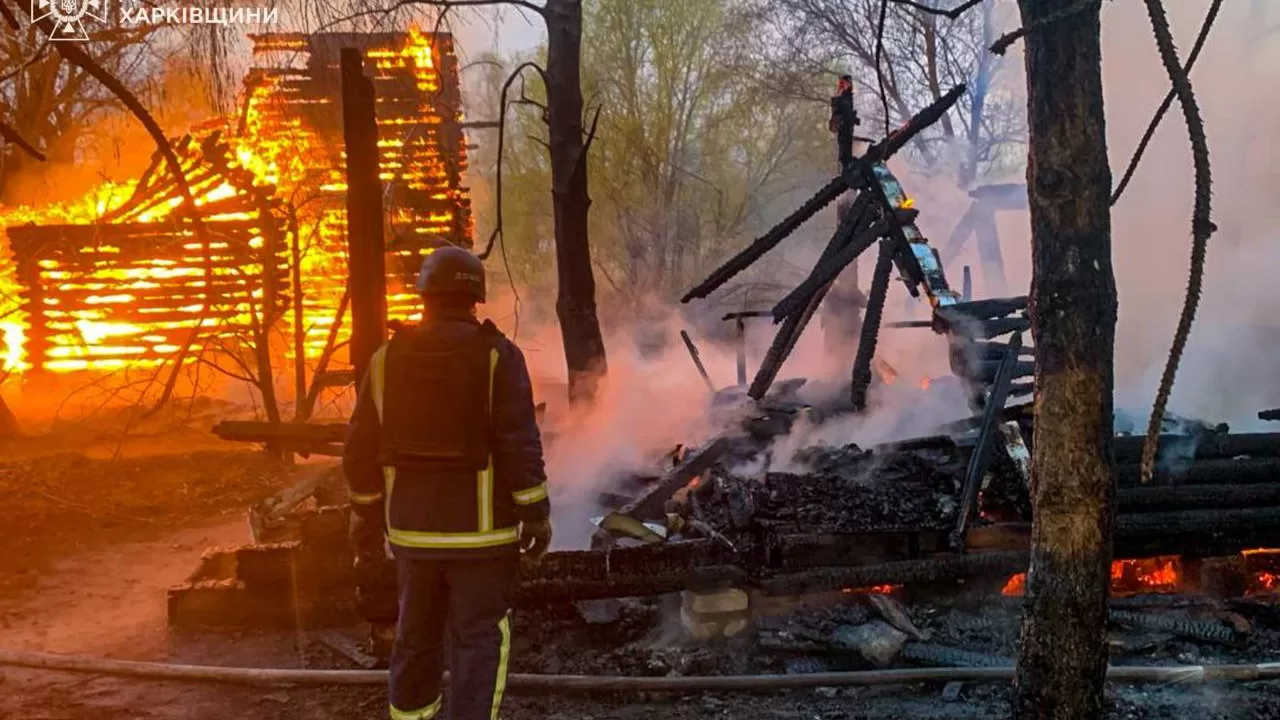 Рятувальники на місці пожежі в с. Хотімля / Фото: ДСНС Харківщини