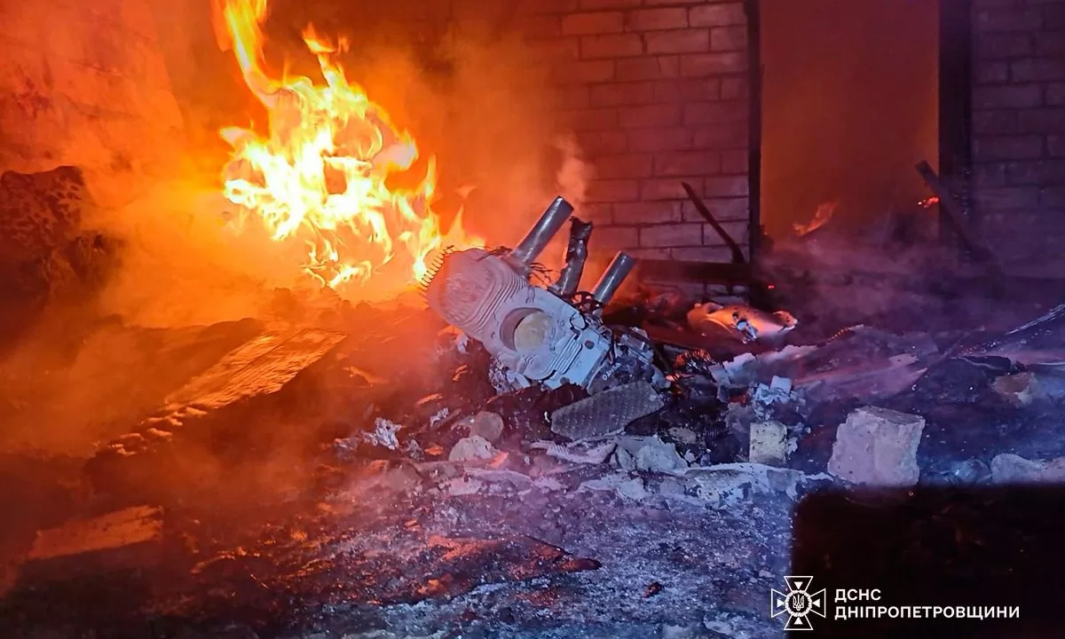Двигун "шахеда" на місці пожежі на Дніпропетровщині / Фото: ДСНС України