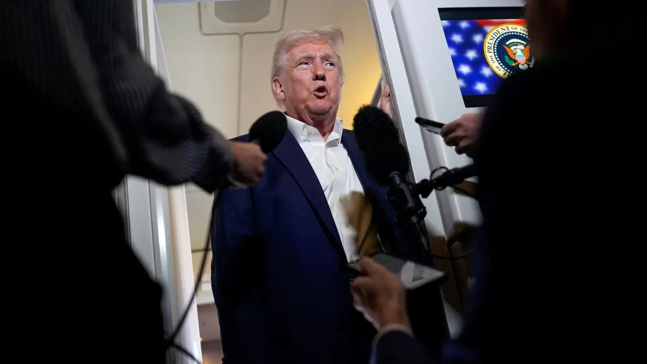 Президент США Дональд Трамп спілкується з представниками ЗМІ на борту літака Air Force One по дорозі до міжнародного аеропорту Палм-Біч, штат Флорида / Фото Reuters