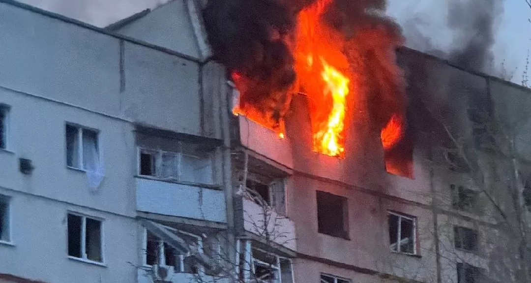 В результате вражеского обстрела в Купянске горела квартира на 9-м этаже 9-ти этажного жилого дома / Фото Нацполиция