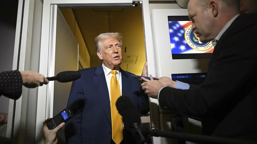 Президент США Дональд Трамп спілкується з журналістами на борту літака Air Force One / Фото: AP