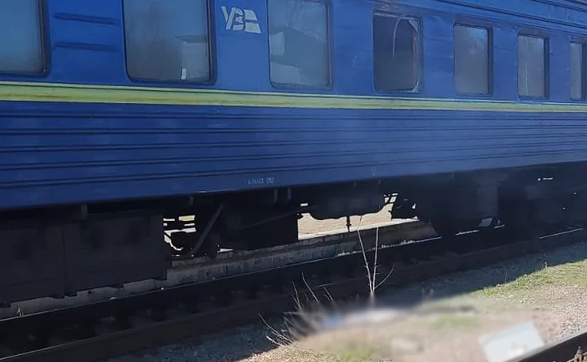 Пошкоджений під час обстрілу потяг на Чернігівщині / Фото: Поліція Чернігівської області