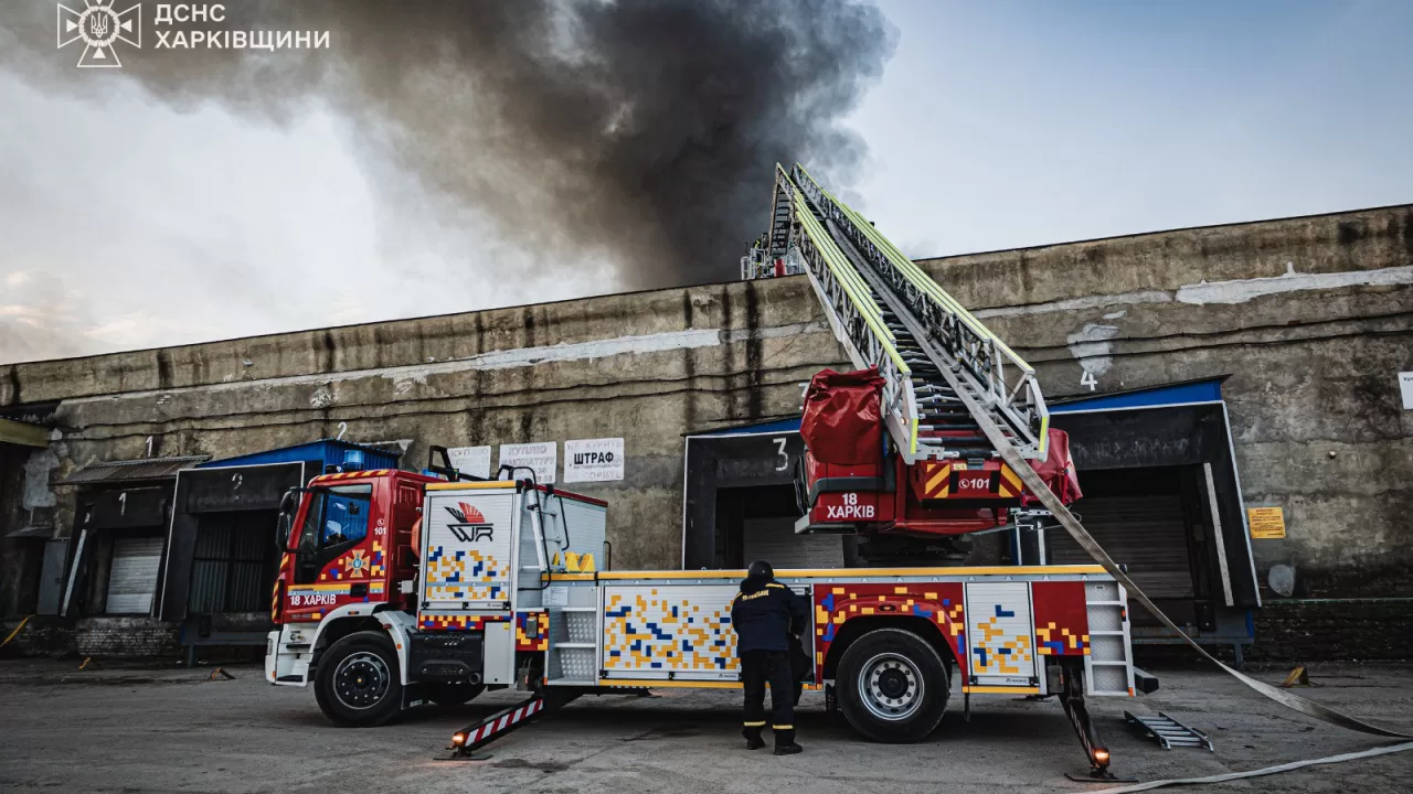 Окупанти вдарили безпілотником по продуктовому складу в Харкові / Фото: ДСНС Харківщини