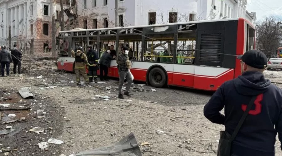 Наслідки ракетного удару по Сумах 13 квітня / Фото: Сумська обласна прокуратура