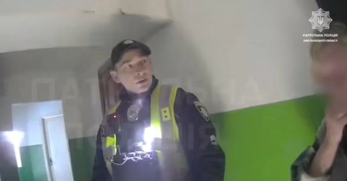 У Кам’янці-Подільському патрульні визволили із зачиненої квартири дворічну дитину / Скриншот