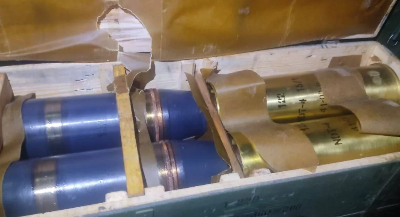 Ящик з двома 122 мм артилерійськими боєприпасами виробництва КНДР / Фото Ukrainian weapon tracker