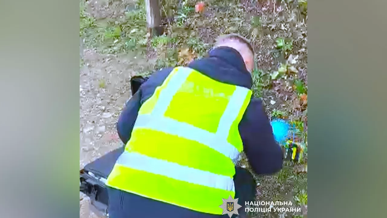 Эксперт-криминалист на месте убийства / Фото: Полиция Ивано-Франковской области