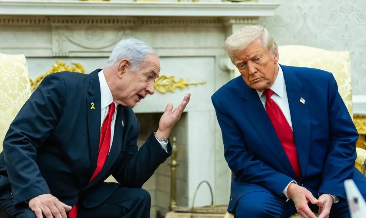 Президент США Дональд Трамп во время встречи с премьер-министром Израиля Биньямином Нетаньяху в Овальном кабинете / Фото: The New York Times