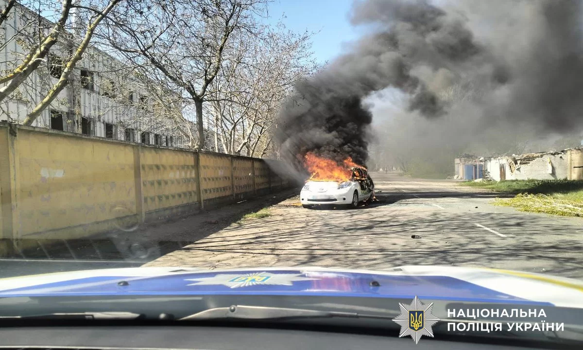 Уничтоженная в результате обстрела машина в Херсоне / Фото: Полиция Херсонщины