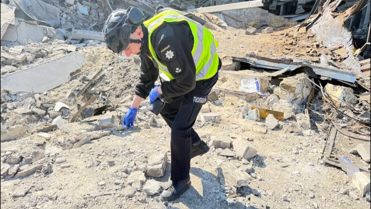 Полиция на месте ракетного удара по Харькову 18 апреля / Фото: Сергей Болвинов