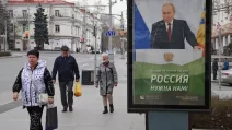Люди проходять повз банер із зображенням президента Путіна в окупованому Севастополі, 22 березня 2025 року. На банері написано «Заходу не потрібна Росія, нам потрібна Росія!» / Фото Reuters