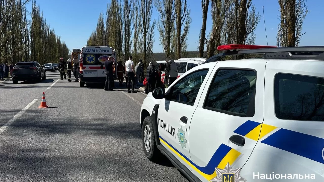 В результате аварии семеро пассажиров автобуса, среди которых восьмилетний ребенок и 48-летний иностранец, получили телесные повреждения / Фото Нацполиция