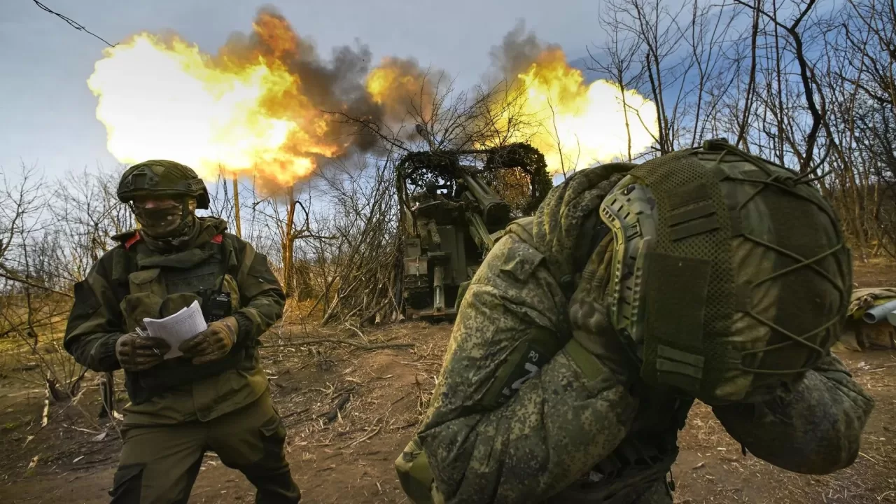 Российские военные ведут огонь из САУ Гиацинт-С / Фото из открытых источников