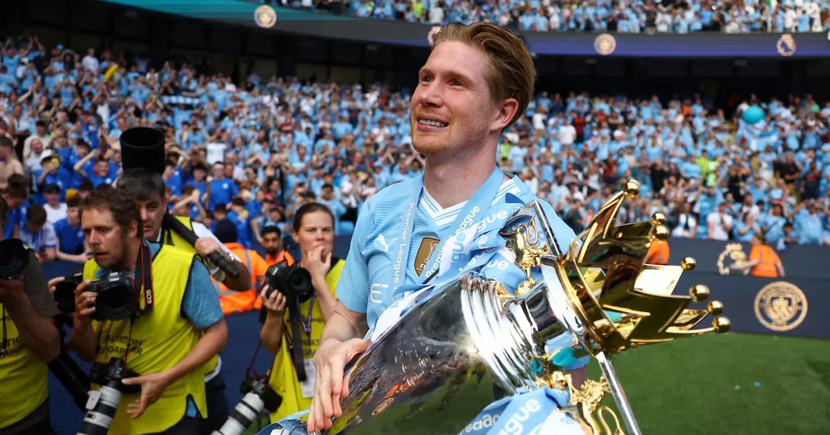 Кевин Де Брюйне с трофеем после победы в английской Премьер-лиге / Фото Reuters