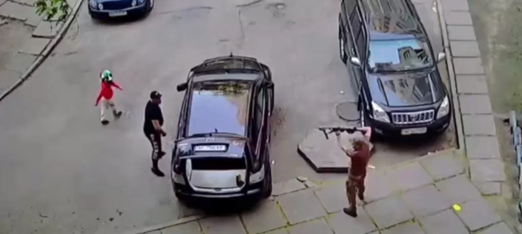 В Каменском мужчина в военной форме устроил стрельбу / Скриншот