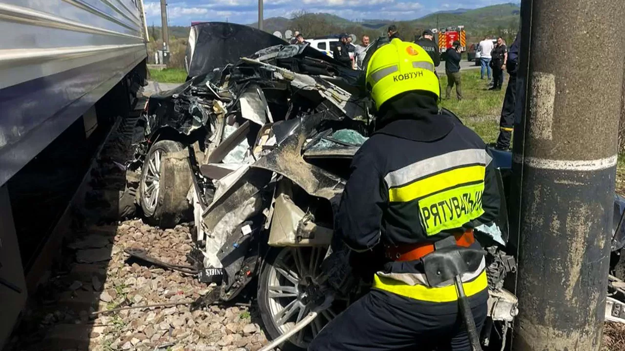 Три человека выжили в серьезном ДТП с поездом на Закарпатье / Фото: ГСЧС Закарпатья