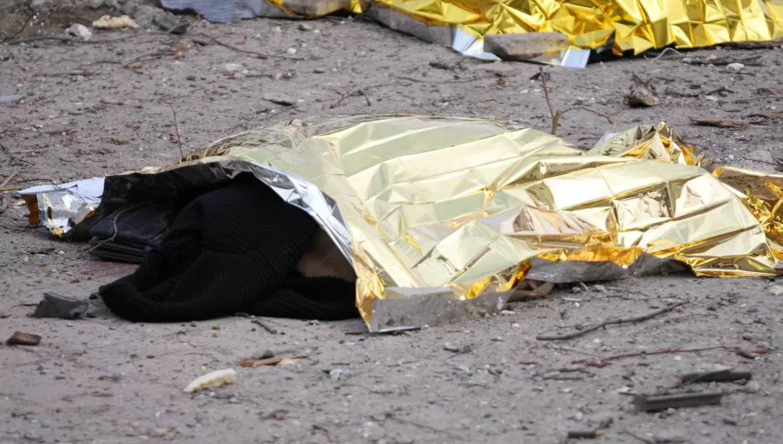 Тіло загиблої людини внаслідок російського удару по Сумах, 13 квітня 2025 року / Фото: Суспільне