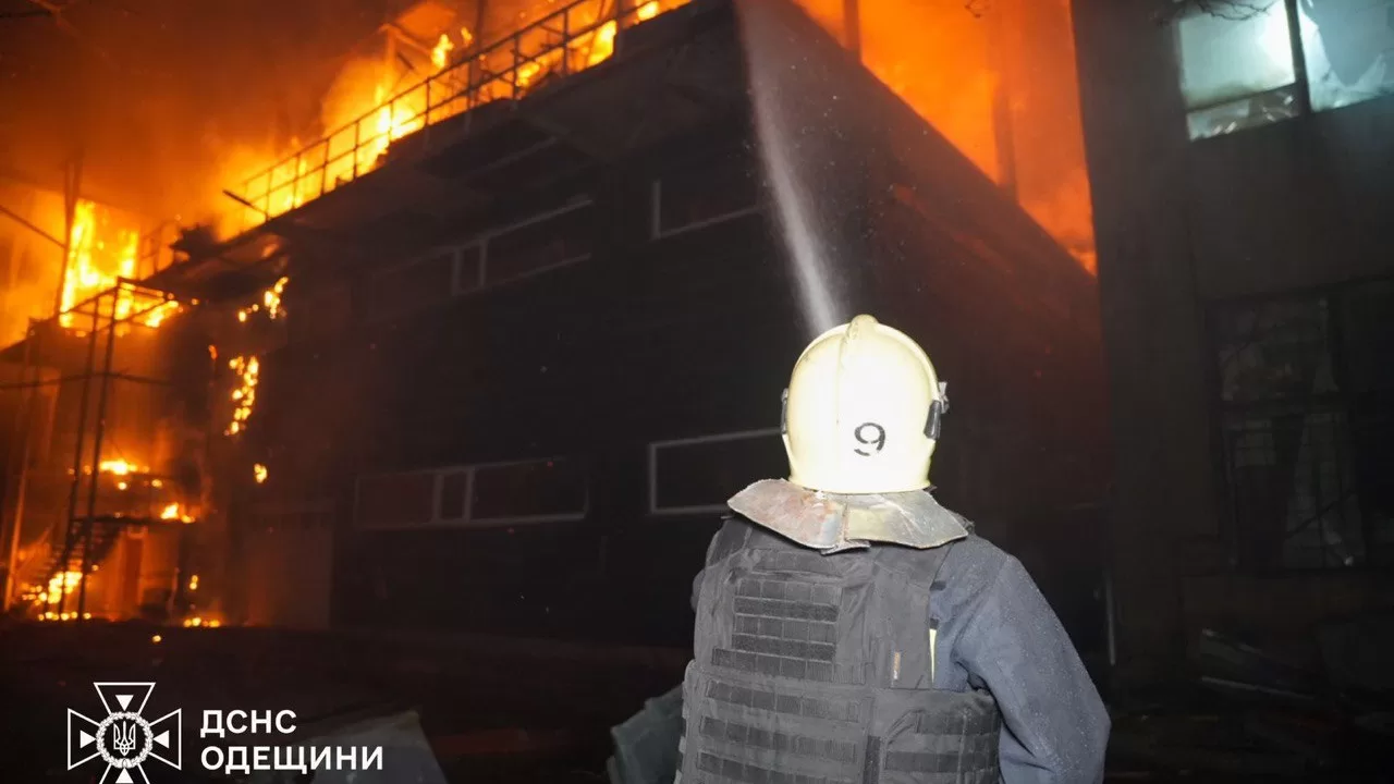 Рятувальники на місці пожежі в Одесі / Фото: ДСНС