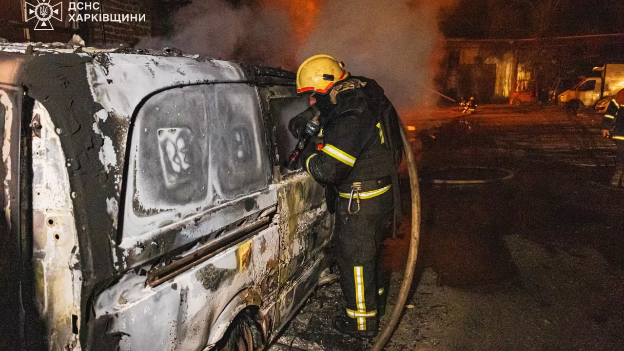 Спасатели ликвидируют последствия дроновой атаки / Фото: ГСЧС Харьковщины