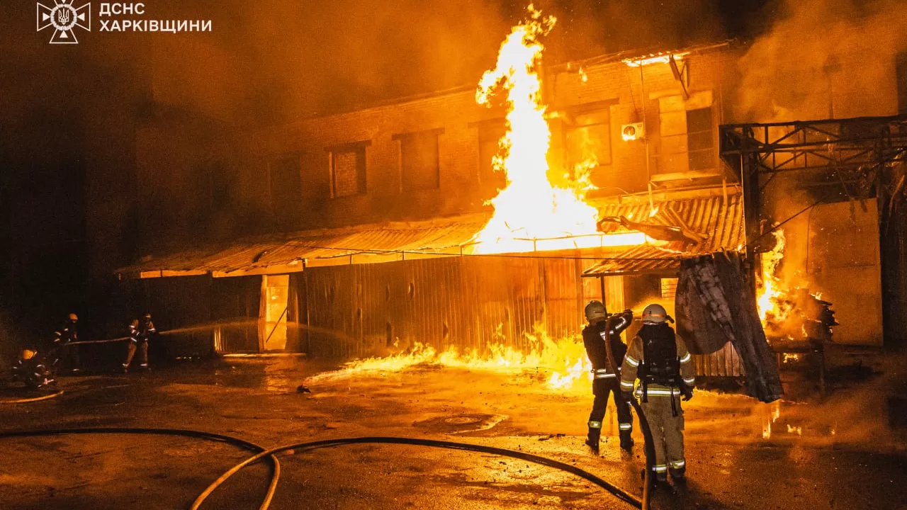 Пожежа на місці масованої атаки "шахедів" на Харків 23 квітня / Фото: ДСНС