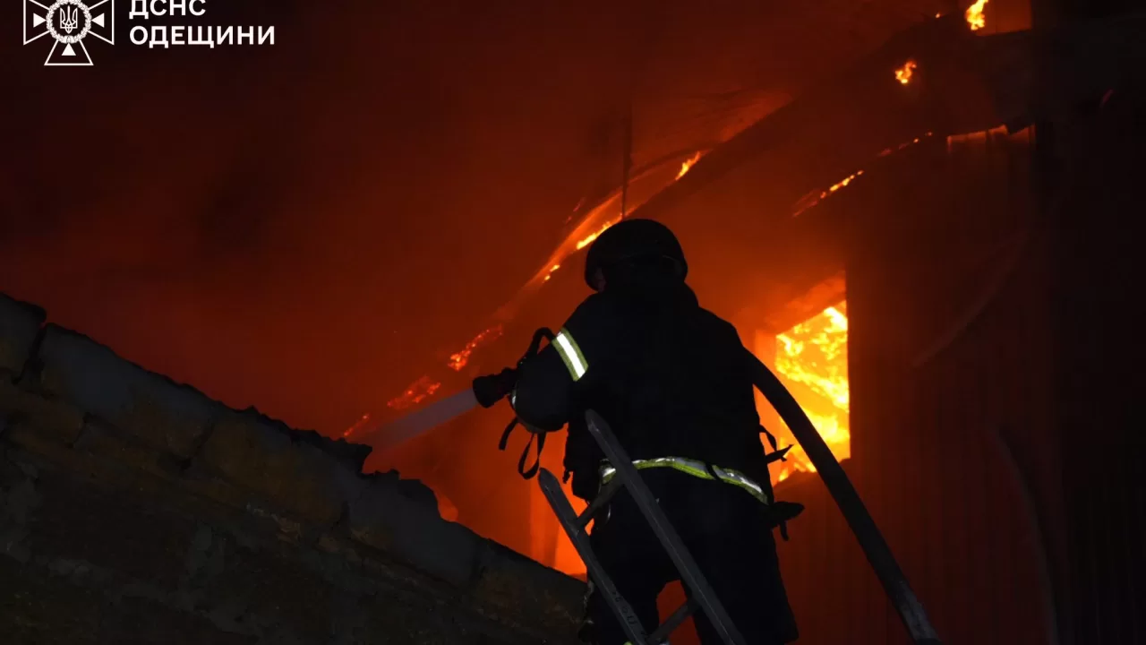 Пожар после атаки дронов в Одессе / Фото: ГСЧС