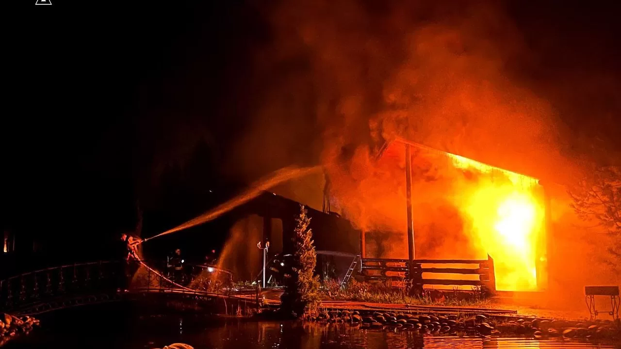 Рятувальники ліквідовують пожежу в готельному комплексі на Київщині / Фото: ДСНС