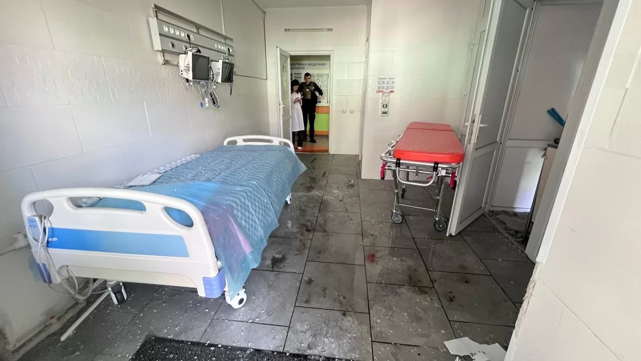 Россияне ударили по больнице в Херсоне / Фото: Полиция Херсонской области