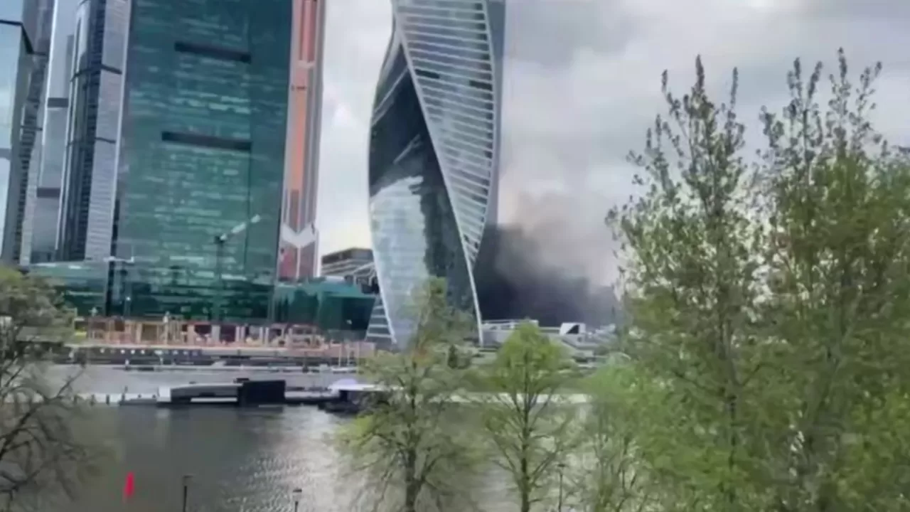 Черный дым после взрыва в Москве / Кадр из видео