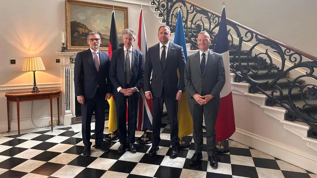 Руководитель Офиса президента Украины Андрей Ермак вместе с советниками правительств "коалиции желающих" / Фото: Х/Андрей Ермак