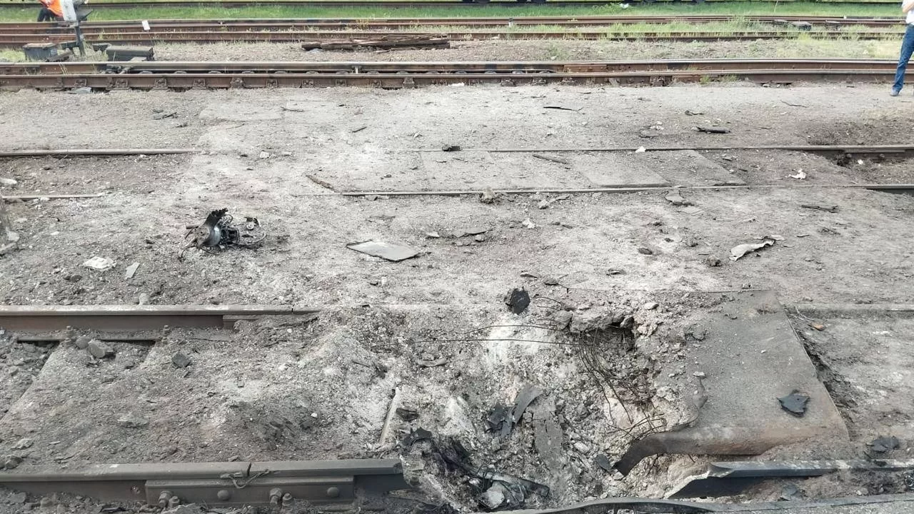 Пошкодження на Укрзалізниці внаслідок обстрілу 24 квітня / Фото: Укрзалізниця
