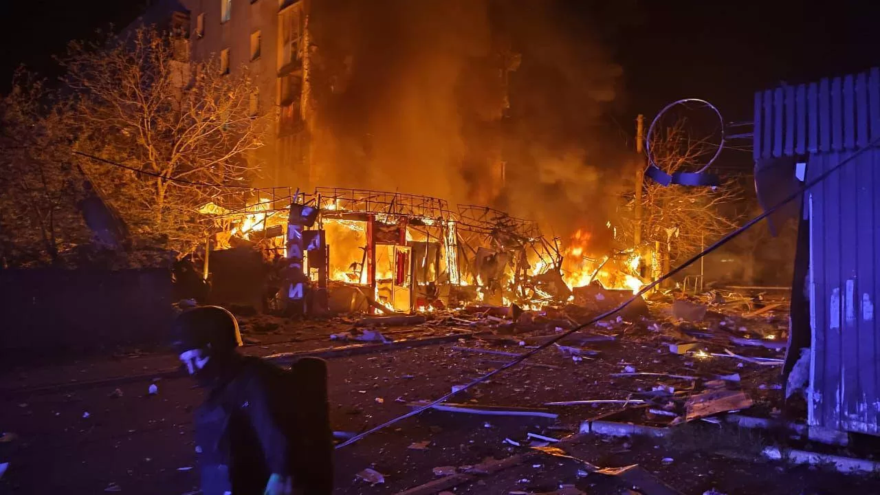 Пожежа на місці обстрілу / Фото: Київська ОВА