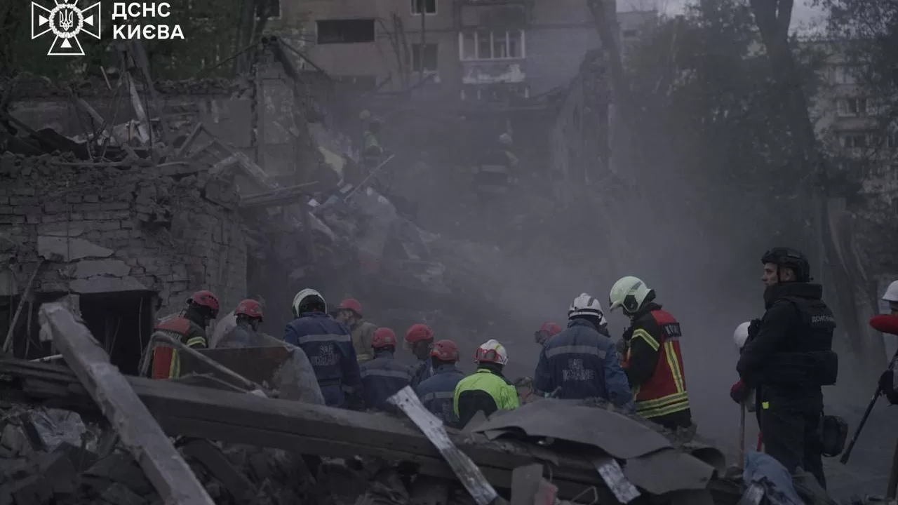 Рятувальники шукають людей під завалами у Києві / Фото: ДСНС